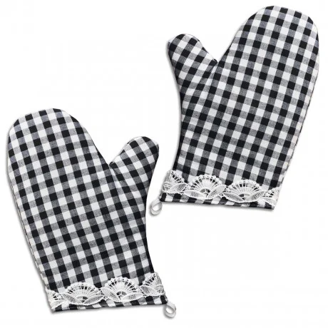 Zwei schwarz-weiß karierte Topflappen mit Spitzenbesatz und kleinen Stoffschlaufen an den Manschetten, nebeneinander auf weißem Hintergrund.