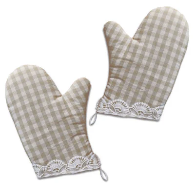 Zwei beige-weiß karierte Topflappen mit weißem Spitzenbesatz und kleinen Schleifen an den Bündchen auf weißem Grund.