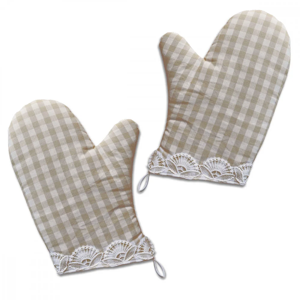 Zwei beige-weiß karierte Topflappen mit weißem Spitzenbesatz und kleinen Schleifen an den Bündchen auf weißem Grund.