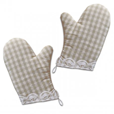 Zwei beige-weiß karierte Topflappen mit weißem Spitzenbesatz und kleinen Schleifen an den Bündchen auf weißem Grund.
