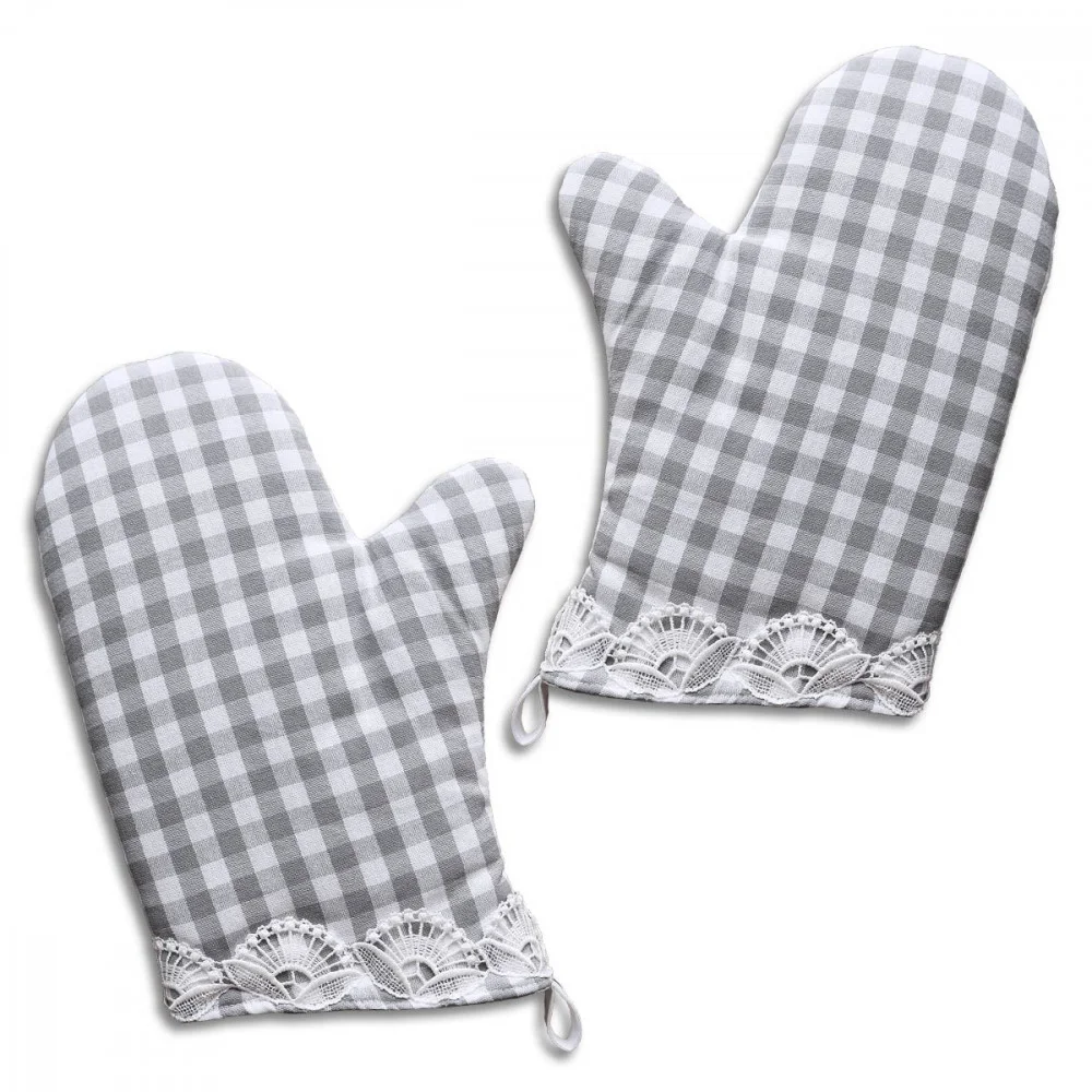 Zwei grau-weiß karierte Topfhandschuh mit weißem Spitzenbesatz an den Bündchen sind nebeneinander auf weißem Hintergrund abgebildet. Jeder Handschuh hat eine kleine Aufhängeschlaufe am unteren Rand.