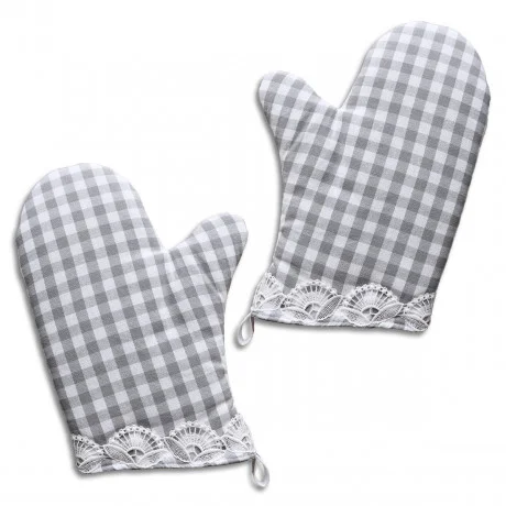 Zwei grau-weiß karierte Topfhandschuh mit weißem Spitzenbesatz an den Bündchen sind nebeneinander auf weißem Hintergrund abgebildet. Jeder Handschuh hat eine kleine Aufhängeschlaufe am unteren Rand.