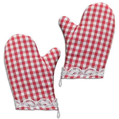 Zwei Ofenhandschuhe mit rot-weißem Karo-Muster und weißem Spitzenbesatz an den Bündchen sind auf weißem Hintergrund abgebildet.