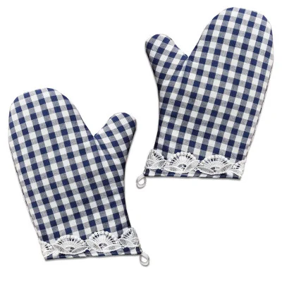 Ein Paar Ofenhandschuhe mit blau-weißem Karomuster und weißem Spitzenbesatz an den Manschetten, jeweils mit einer kleinen Stoffschlaufe zum Aufhängen.