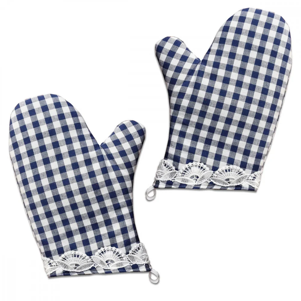 Ein Paar Ofenhandschuhe mit blau-weißem Karomuster und weißem Spitzenbesatz an den Manschetten, jeweils mit einer kleinen Stoffschlaufe zum Aufhängen.