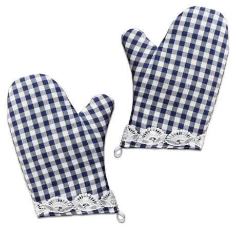 Ein Paar Ofenhandschuhe mit blau-weißem Karomuster und weißem Spitzenbesatz an den Manschetten, jeweils mit einer kleinen Stoffschlaufe zum Aufhängen.