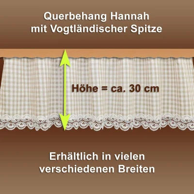 Ein beigefarbener Gingham-Volant mit Spitzenbesatz hängt an einer Holzstange. Der deutsche Text beschreibt ihn als "Querbehang Hannah mit vogtländischer Spitze", Höhe ca. 30 cm, und vermerkt, dass er in verschiedenen Breiten erhältlich ist. Gelbe Pfeile zeigen die gemessene Höhe an.