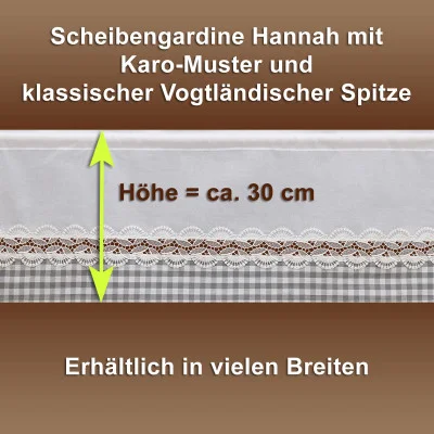 Ein weißer Cafévorhang mit Karomuster und Spitzenbesatz ist vor einem braunen Hintergrund abgebildet. Der deutsche Text lautet: "Scheibengardine Hannah mit Karo-Muster und klassischer vogtländischer Spitze." Ein grüner Pfeil markiert die Höhe von ca. 30 cm.