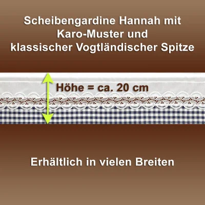 Nahaufnahme eines weißen Spitzenvorhangs mit Karomuster und vogtländischer Spitze am Rand. Ein Doppelpfeil zeigt eine Höhe von etwa 20 cm an. Der deutsche Text beschreibt die Gardine und weist darauf hin, dass sie in verschiedenen Breiten erhältlich ist. Brauner Hintergrund.