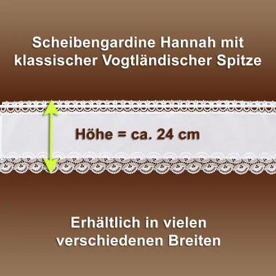 Eine weiße Gardine mit Spitzenbesatz und dem Text "Scheibengardine Hannah mit klassischer vogtländischer Spitze". Ein grüner Pfeil markiert die Höhe von ca. 24 cm. Darunter steht "Erhältlich in vielen verschiedenen Breiten" auf braunem Grund.