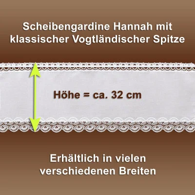 Weiße Caféhaus-Gardine "Hannah" mit klassischer vogtländischer Spitzenbordüre oben und unten, waagerecht abgebildet. Ein grüner Pfeil markiert die Höhe von ca. 32 cm. Ein Text in deutscher Sprache beschreibt die Eigenschaften und die Verfügbarkeit in verschiedenen Breiten, auf braunem Hintergrund.