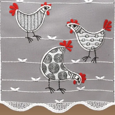 Drei gestickte Hühner mit schwarz-weiß gemusterten Körpern und roten Kämmen sind auf einen grauen Stoff aufgestickt. Die Hühner haben unterschiedliche Muster: Streifen, Wirbel und Tupfen. Weiße Linien und kleine Formen durchziehen den Hintergrund. Mit Wellenschliff am unteren Rand.