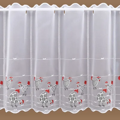 Weißer Spitzenvorhang mit Wellenkanten, verziert mit gestickten Hühnern in Schwarz, Weiß und Rot. Die Hühner sind über den Boden verstreut und zeigen in verschiedene Richtungen, sodass auf dem durchsichtigen Stoff eine verspielte Bauernhofszene entsteht.