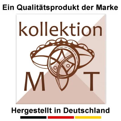 Ein Logo mit braunem Text "kollektion MT" und einem stilisierten Design, das an einen abstrakten Hut und ein Gesicht erinnert. Oben, auf Deutsch: "Ein Qualitätsprodukt der Marke". Unten, fett gedruckt: "Hergestellt in Deutschland" mit einem schwarz-rot-gelben Balken.