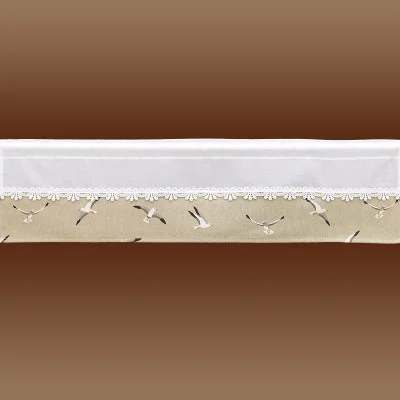 Rechteckige Spitzengardine mit einem durchsichtigen weißen Oberteil mit weißem Spitzenbesatz und einem beigen Unterteil, das mit einem Muster aus fliegenden weißen und schwarzen Vögeln verziert ist. Der Hintergrund ist in einem braunen Farbverlauf gehalten. Höhe 20 cm