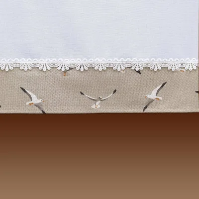Ein Stoffmuster zeigt ein weißes Oberteil, das von einer weißen Spitzenborte eingefasst ist. Darunter ist ein taupefarbener Bereich mit Möwen gemustert, die im Flug mit ausgebreiteten Flügeln dargestellt sind. Der Hintergrund besteht aus einem sanften Farbverlauf, der in Brauntöne übergeht. Höhe 30 cm