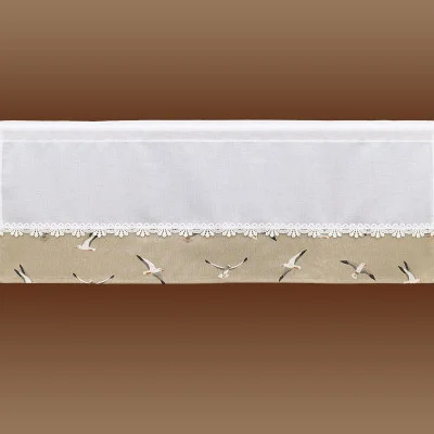 Eine Spitzengardine hat einen weißen oberen Teil mit einer dünnen Spitzenbordüre und einen beigen unteren Teil mit einem Muster aus weißen fliegenden Vögeln als Beispiel Höhe 30 cm. Der Hintergrund besteht aus einem sanften Farbverlauf in verschiedenen Brauntönen.