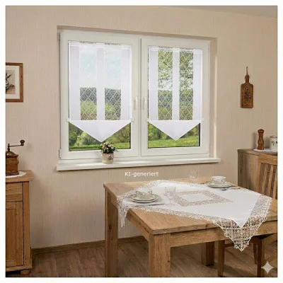 Ein Essbereich mit einem Holztisch mit Spitzentischdecke, zwei Stühlen, einem Holzschrank und gerahmter Wandkunst. Ein Fenster mit weißen Spitzenvorhängen gibt den Blick auf das Grün draußen frei, und auf der Fensterbank steht eine kleine Pflanze.