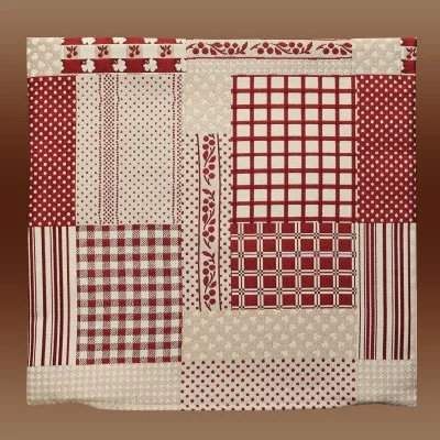 Kissenhülle Patchwork-Optik 40 x 40 cm rot-beige vor braunem Hintergrund