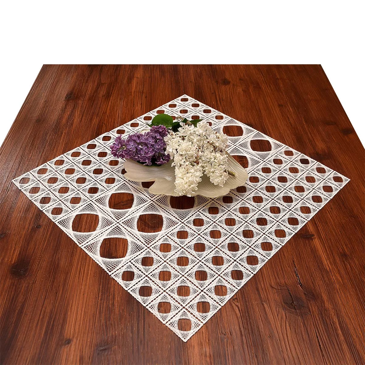 Mitteldecke Miray aus moderner Vogtl&auml;ndischer Spitze auf einem dunklen Holztisch dekoriert