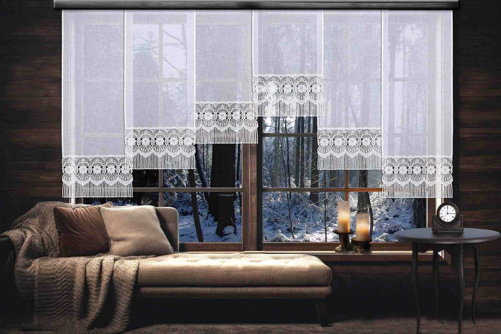 Flächengardinen Amalia am Fenster dekoriert