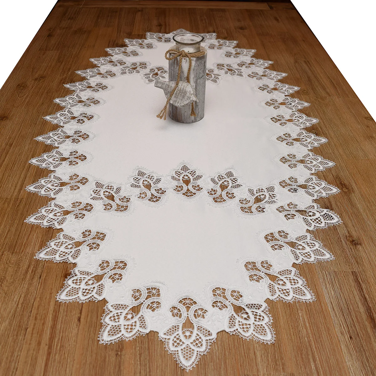 Tischdecke mit Spitzenrahmen auf einem Holztisch