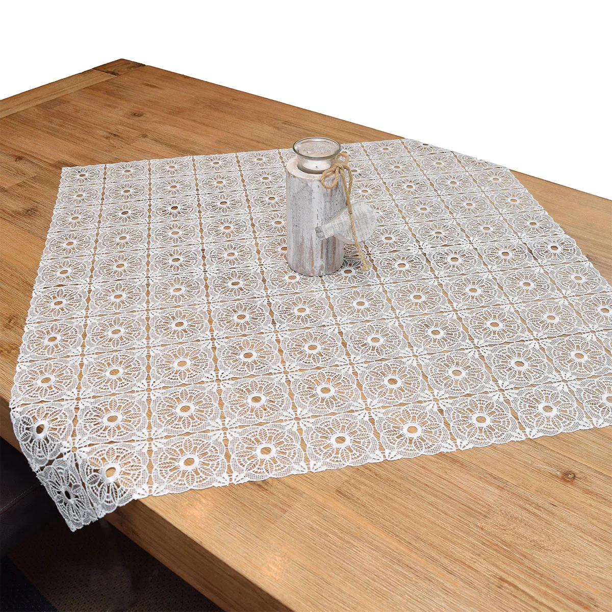 Gestickte Mitteldecke mit Blumenmuster auf einem Holztisch dekoriert