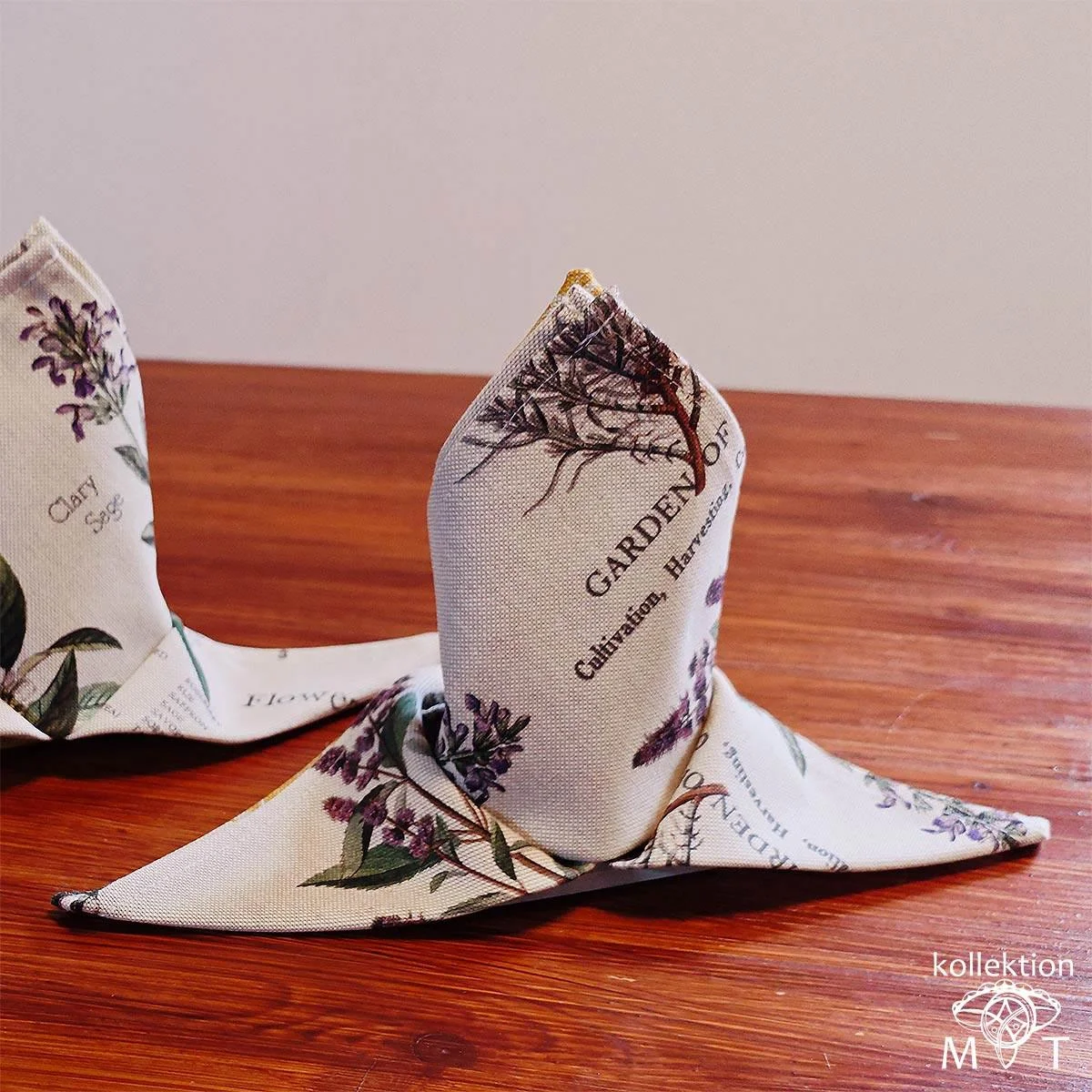 Stoffserviette Liora Kräutercharme elegant gefaltet auf einem weißen Teller