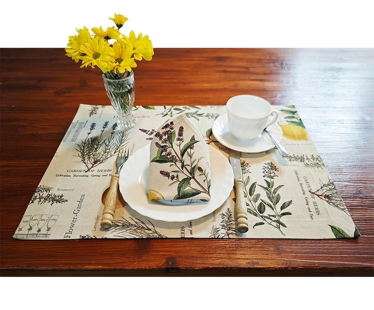 Platzdeckchen Liora Kräutercharme zum Essen dekoriert mit Geschirr und Serviette