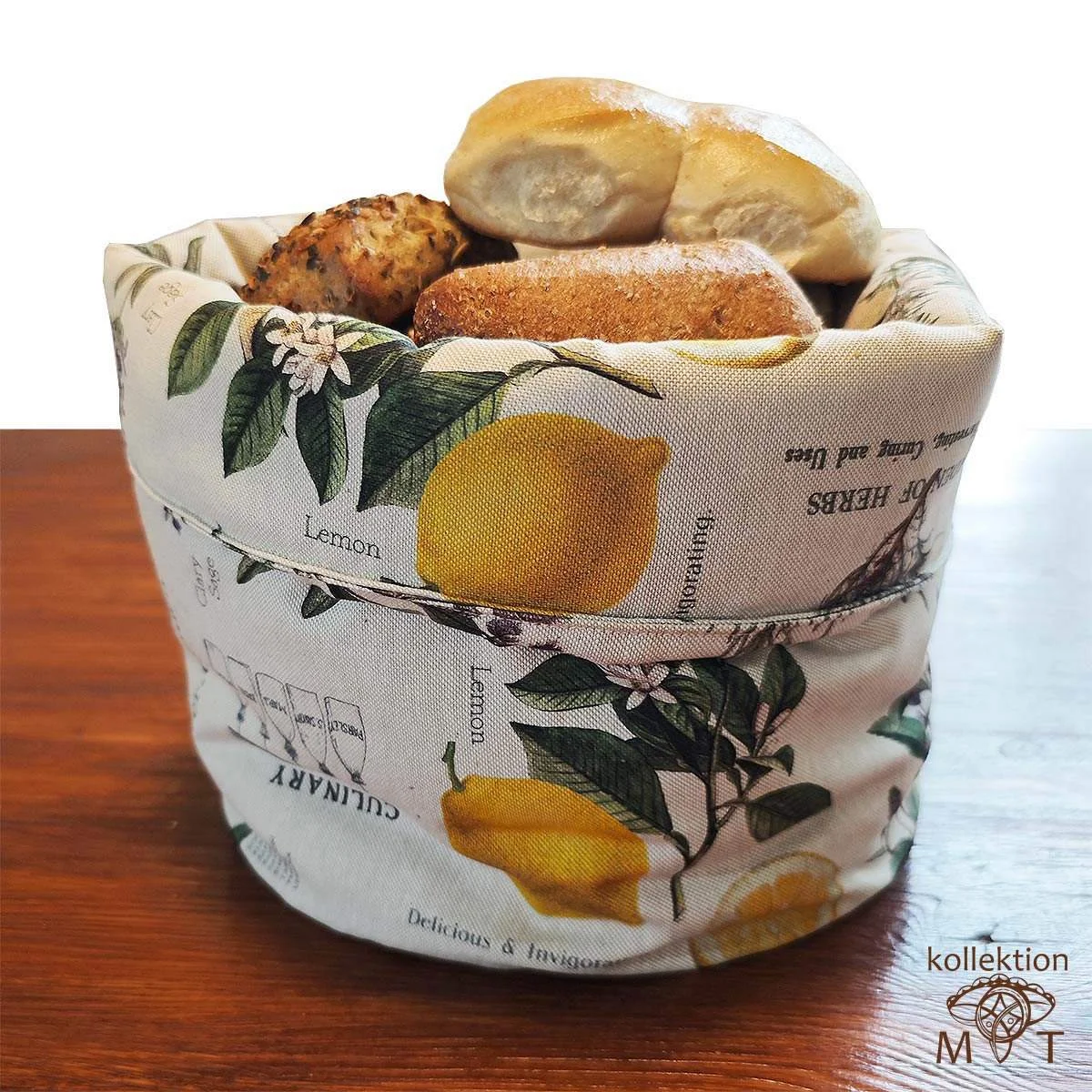 Brotkorb Kraeutercharme Liora mit verschiedenen Brötchen auf eine Holztisch dekoriert