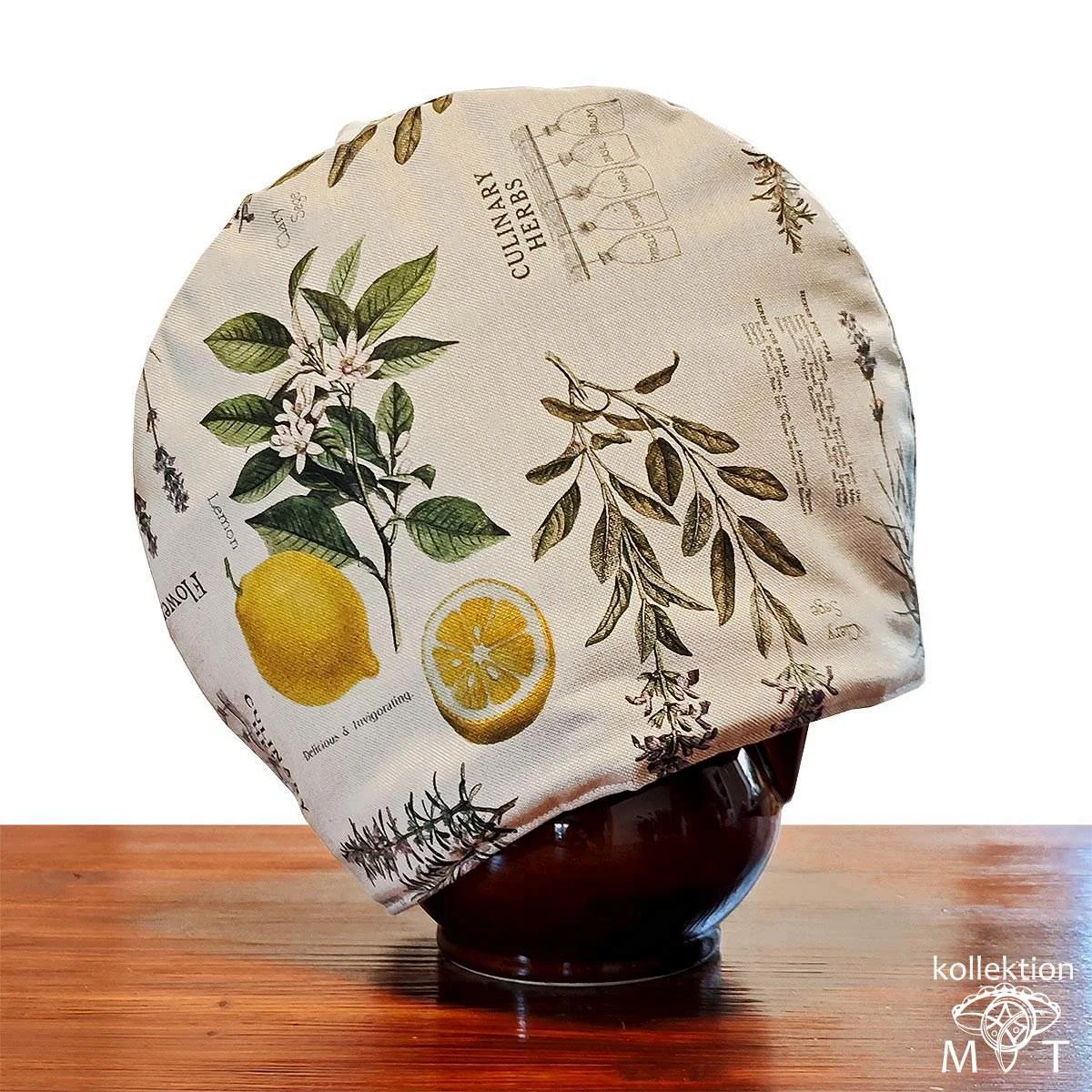 Kaffeewärmer Kraeutercharme Liora mit verschiedenen auf eine Holztisch dekoriert